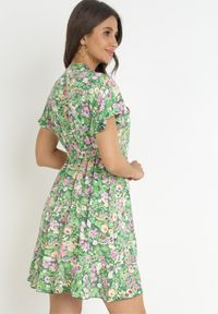 Born2be - Zielona Kopertowa Sukienka Mini z Wiązaniem w Pasie z Wiskozy Huette. Kolor: zielony. Materiał: wiskoza. Wzór: aplikacja. Sezon: wiosna, lato. Typ sukienki: kopertowe. Długość: mini #4