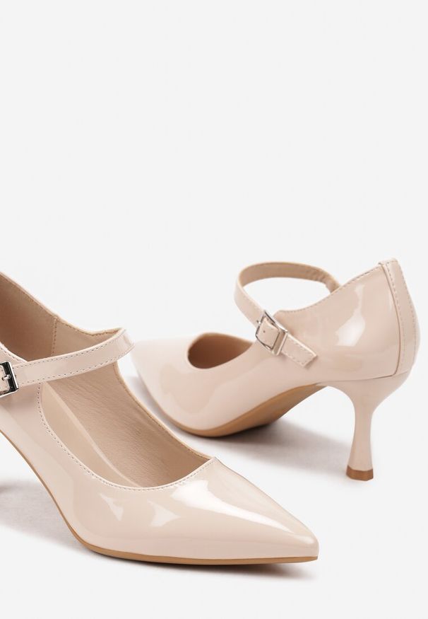Renee - Beżowe Czółenka Lakierowane na Szpilce z Ozdobnym Paskiem na Sprzączkę Erisla. Okazja: na spotkanie biznesowe, do pracy. Zapięcie: pasek. Kolor: beżowy. Materiał: lakier. Obcas: na szpilce. Styl: biznesowy, elegancki