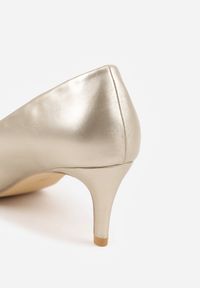 Born2be - Złote Klasyczne Czółenka na Szpilce ze Skórzaną Wkładką Florinara. Okazja: do pracy, na co dzień. Kolor: złoty. Materiał: skóra. Obcas: na szpilce. Styl: klasyczny. Wysokość obcasa: średni #7