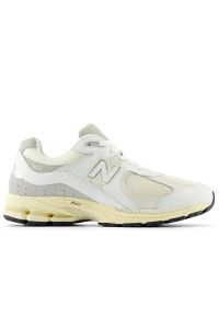 Buty New Balance M2002RIA - białe. Okazja: na co dzień. Kolor: biały. Materiał: zamsz, skóra, guma. Szerokość cholewki: normalna. Sport: bieganie