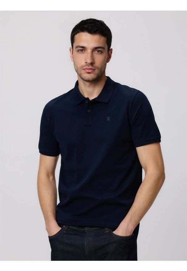 Reserved - Polo regular z bawełny merceryzowanej - granatowy. Typ kołnierza: polo. Kolor: niebieski. Materiał: bawełna