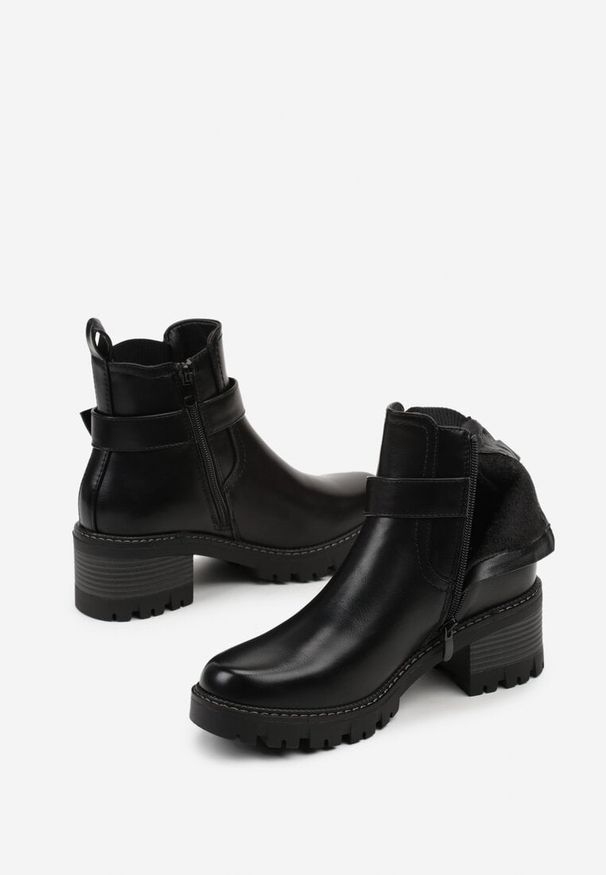 Renee - Czarne Botki w Stylu Sztybletów na Niskim Obcasie z Paskiem ze Sprzączką Lathorie. Okazja: na co dzień. Zapięcie: pasek. Kolor: czarny. Materiał: jeans, skóra. Obcas: na obcasie. Styl: casual, klasyczny. Wysokość obcasa: niski