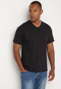 Born2be - Czarna Bawełniana Koszulka T-shirt Basic z Dekoltem w Serek Malvinea. Okazja: na spotkanie biznesowe, do pracy, na co dzień. Typ kołnierza: dekolt w serek. Kolor: czarny. Materiał: bawełna. Styl: biznesowy, casual, elegancki #3
