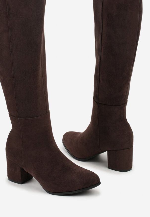 Born2be - Brązowe Kozaki z Imitacji Zamszu do Kolana Vices na Niskim Słupku Ilodia. Okazja: na co dzień, do pracy, na spotkanie biznesowe, na spacer. Kolor: brązowy. Materiał: zamsz. Obcas: na słupku. Styl: casual, biznesowy