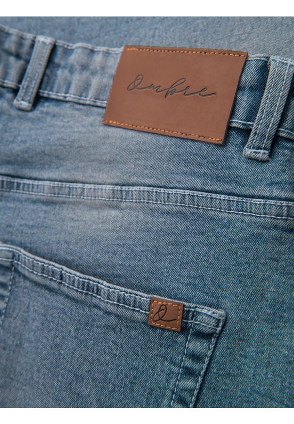 Ombre Clothing - Szorty jeansowe męskie z podwiniętą nogawką - jasnoniebieskie V1. Kolor: niebieski. Materiał: jeans. Wzór: aplikacja. Sezon: lato. Styl: klasyczny