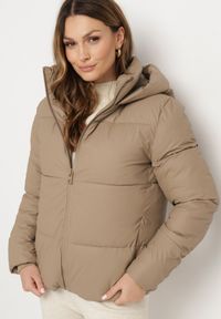 Born2be - Brązowa Pikowana Kurtka o Prostym Kroju z Kapturem i Kieszeniami Leolea. Okazja: na spacer, na co dzień. Typ kołnierza: kaptur. Kolor: beżowy, brązowy. Materiał: jeans. Sezon: zima. Styl: casual #1