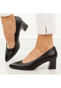 Czarne czółenka damskie na obcasie Sergio Leone Pb413. Okazja: na wesele, do pracy, na ślub cywilny. Kolor: czarny. Materiał: skóra. Sezon: wiosna, lato, jesień. Obcas: na obcasie. Styl: klasyczny, elegancki. Wysokość obcasa: średni #1