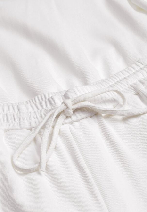 Renee - Biały Bawełniany Komplet Bluza Krótka ze Ściągaczem i Szerokie Spodnie ze Sznurkiem w Pasie Rionnea. Kolor: biały. Materiał: bawełna