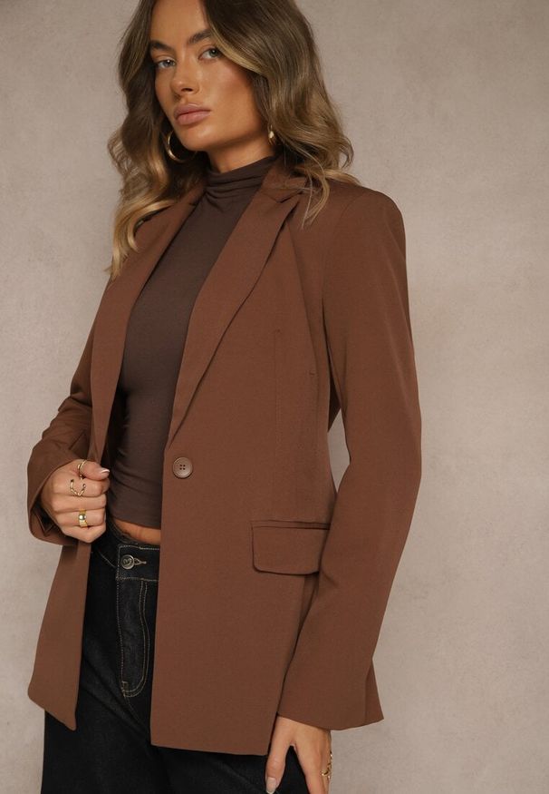 Renee - Brązowa Marynarka VICES o Taliowanym Kroju z Podkreślonymi Ramionami Arivita. Kolor: brązowy. Materiał: jeans. Styl: klasyczny, elegancki
