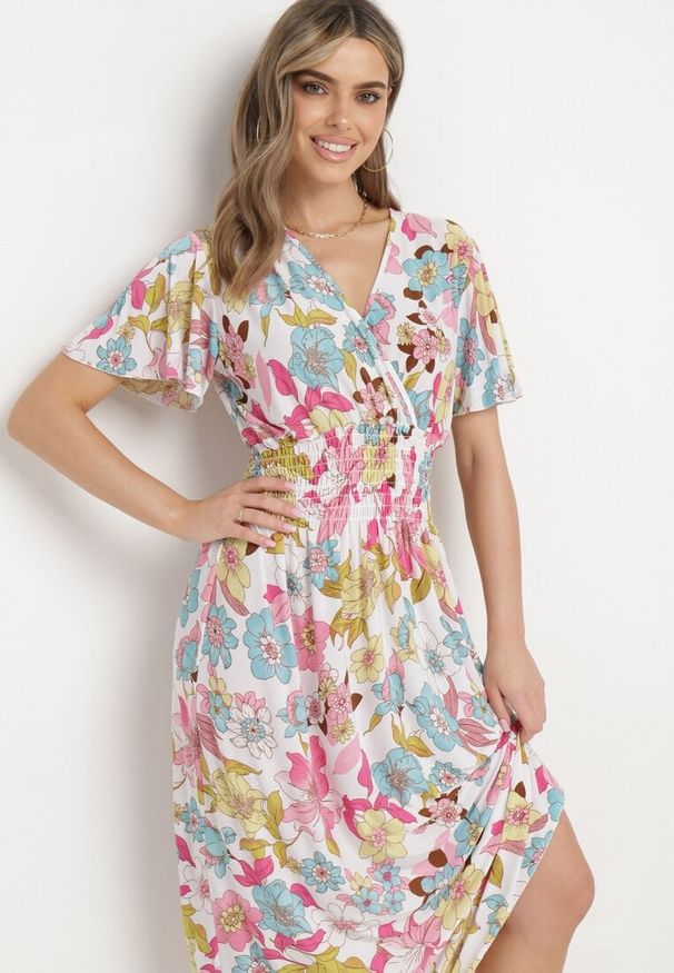 Born2be - Biało-Różowa Sukienka w Kwiaty z Kopertowym Dekoltem i Gumkami w Pasie Lomanda. Okazja: na co dzień, na spacer. Typ kołnierza: dekolt kopertowy. Kolor: biały. Wzór: kwiaty. Sezon: lato. Typ sukienki: kopertowe. Styl: klasyczny, casual, elegancki. Długość: midi