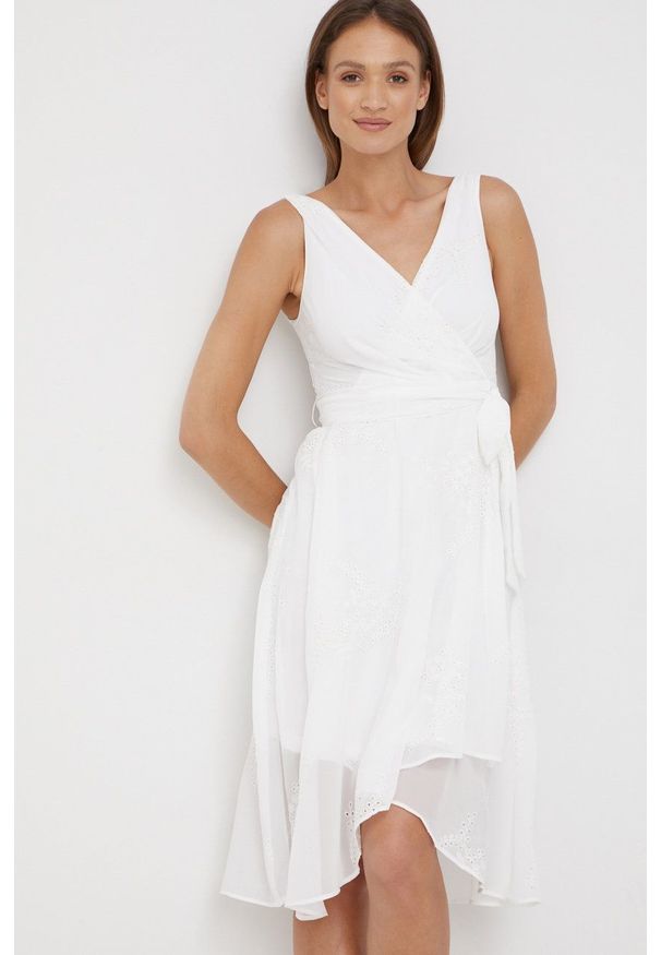 DKNY - Dkny sukienka kolor biały mini rozkloszowana. Kolor: biały. Długość rękawa: na ramiączkach. Wzór: haft. Typ sukienki: asymetryczne, rozkloszowane. Długość: mini
