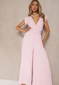 Renee - Różowy Kopertowy Kombinezon Wide Leg Zdobiony Plisami i Paskiem z Klamrą Salirella. Okazja: na co dzień. Kolor: różowy. Wzór: aplikacja. Styl: elegancki, casual #3