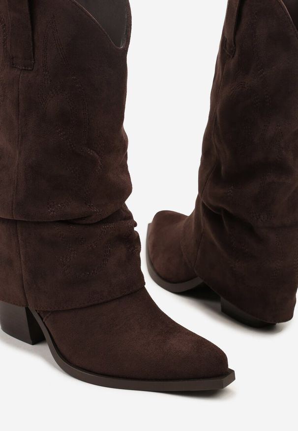 Renee - Ciemnobrązowe Botki Kowbojki z Cholewką Imitującą Nogawkę Zellaxie. Okazja: na imprezę, na co dzień. Kolor: brązowy. Materiał: jeans, skóra. Szerokość cholewki: normalna. Wzór: aplikacja. Styl: casual, boho