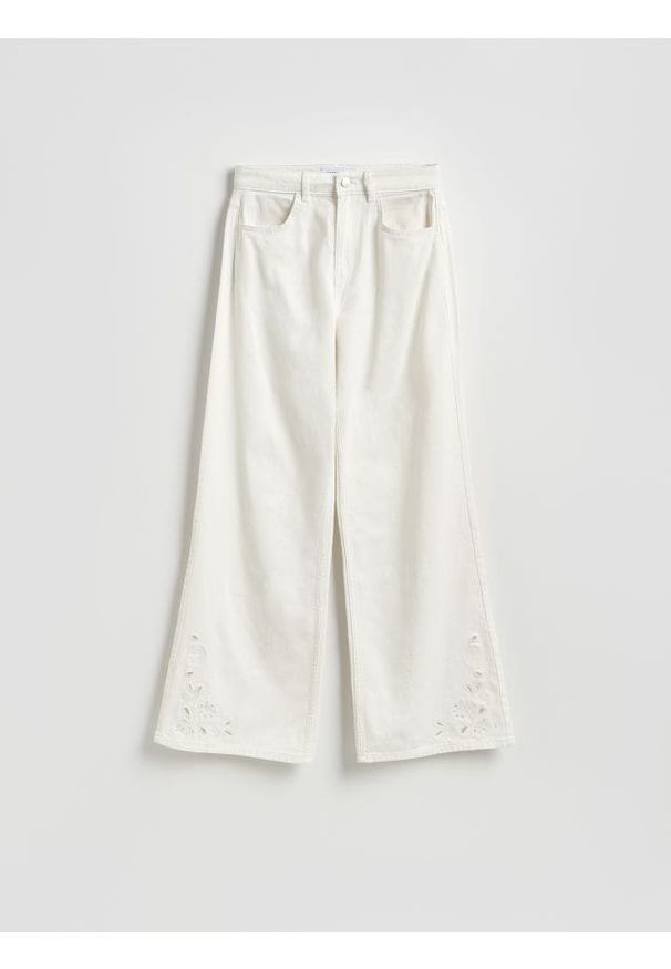 Reserved - Jeansy wide leg z ażurowym wzorem - biały. Kolor: biały. Wzór: ażurowy