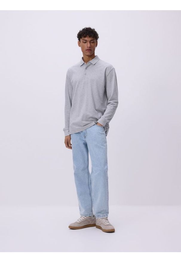 Reserved - Jeansy carrot z efektem sprania - niebieski. Kolor: niebieski