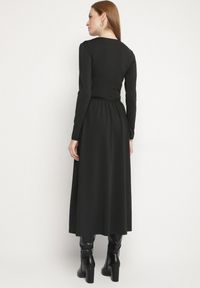 Born2be - Czarna Marszczona Sukienka Taliowana z Wiskozą z Dekoltem V i Długim Rękawem Emirie. Okazja: na co dzień, na spotkanie biznesowe. Typ kołnierza: dekolt w kształcie V. Kolor: czarny. Materiał: wiskoza. Długość rękawa: długi rękaw. Styl: biznesowy, casual #2