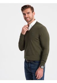 Ombre Clothing - Sweter męski z dekoltem "w serek" z koszulowym kołnierzykiem - ciemnooliwkowy V5 OM-SWSW-0102 - XXL. Typ kołnierza: kołnierzyk koszulowy, dekolt w serek. Kolor: oliwkowy. Materiał: materiał, nylon, bawełna. Styl: klasyczny