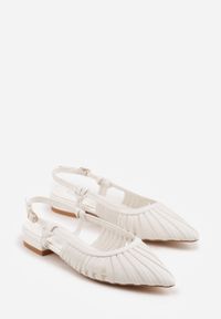 Born2be - Białe Sandały na Płaskiej Podeszwie Ozdobione Wycięciami Auraly. Okazja: na co dzień. Zapięcie: sprzączka. Kolor: biały. Wzór: aplikacja. Obcas: na płaskiej podeszwie. Styl: casual, elegancki #3