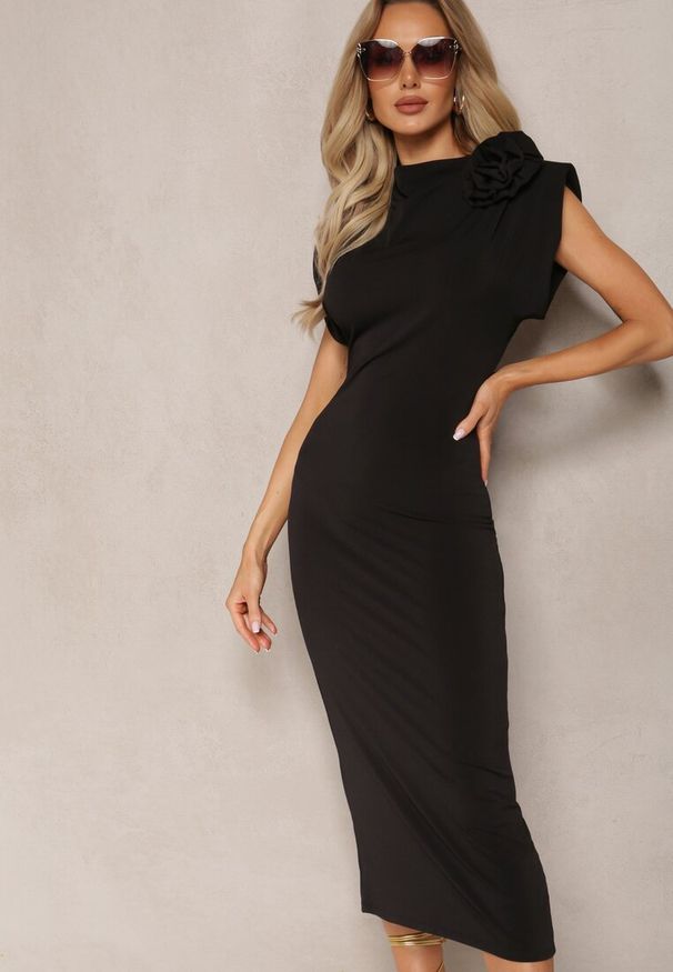 Renee - Czarna Dopasowana Sukienka Midi z Kwiatkiem w Postaci Broszki Olivetta. Kolor: czarny. Wzór: kwiaty. Długość: midi