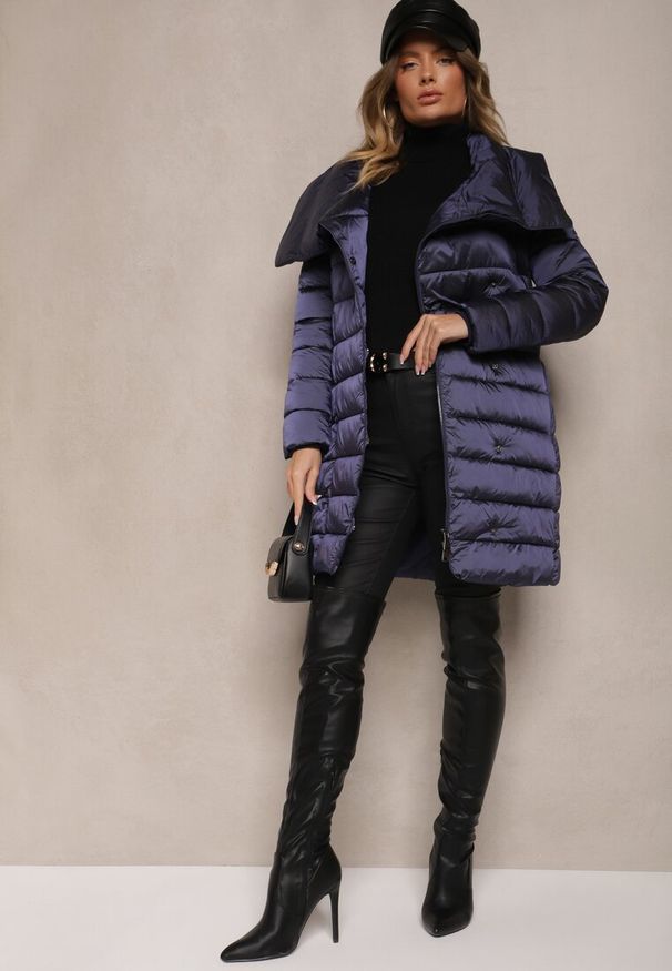 Renee - Granatowa Kurtka Dagiel. Typ kołnierza: bez kaptura. Kolor: niebieski. Długość rękawa: długi rękaw. Długość: długie. Wzór: aplikacja. Sezon: zima. Styl: elegancki