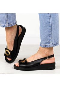 DEONI - Czarne skórzane Polskie sandały damskie na platformie Deoni L100. Kolor: czarny. Materiał: skóra. Wzór: aplikacja. Sezon: lato. Obcas: na platformie. Styl: elegancki, klasyczny #1