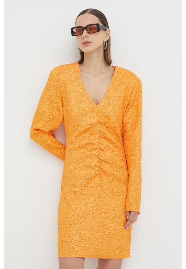 GESTUZ - Gestuz sukienka MaisieGZ kolor pomarańczowy mini dopasowana. Kolor: pomarańczowy. Długość rękawa: długi rękaw. Typ sukienki: dopasowane. Długość: mini