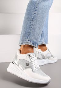 Renee - Białe Brokatowe Sneakersy na Niewysokim Koturnie Kiarra. Okazja: na co dzień. Kolor: biały. Materiał: jeans. Sezon: lato, wiosna. Obcas: na koturnie