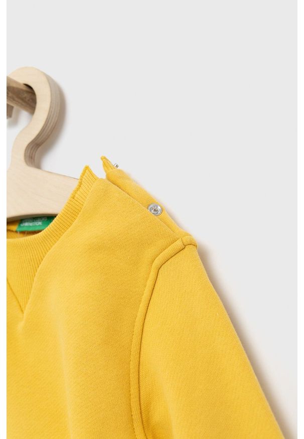 United Colors of Benetton bluza bawełniana dziecięca kolor żółty gładka. Okazja: na co dzień. Kolor: żółty. Materiał: bawełna. Długość: długie. Wzór: gładki. Styl: casual