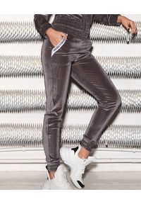 CUORI e PICCHE - Srebrne aksamitne spodnie Mito Low. Stan: podwyższony. Kolor: szary. Materiał: dresówka, materiał #3