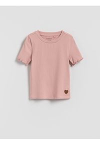 Reserved - Prążkowany t-shirt z haftem - różowy. Kolor: różowy. Materiał: prążkowany. Wzór: haft