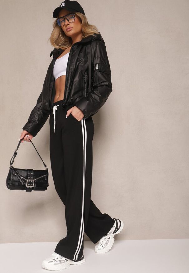 Renee - Czarna Kurtka Wiatrówka z Kapturem o Pudełkowym Kroju Hirloti. Okazja: na spacer, na co dzień. Typ kołnierza: kaptur. Kolor: czarny. Materiał: jeans. Styl: casual, elegancki