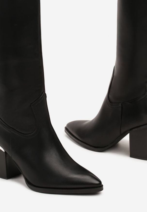 Renee - Czarne Kozaki na Słupku Ozdobione Metaliczną Wstawką Serivia. Okazja: do pracy. Kolor: czarny. Materiał: jeans. Wzór: aplikacja. Obcas: na słupku. Styl: elegancki, klasyczny. Wysokość obcasa: średni