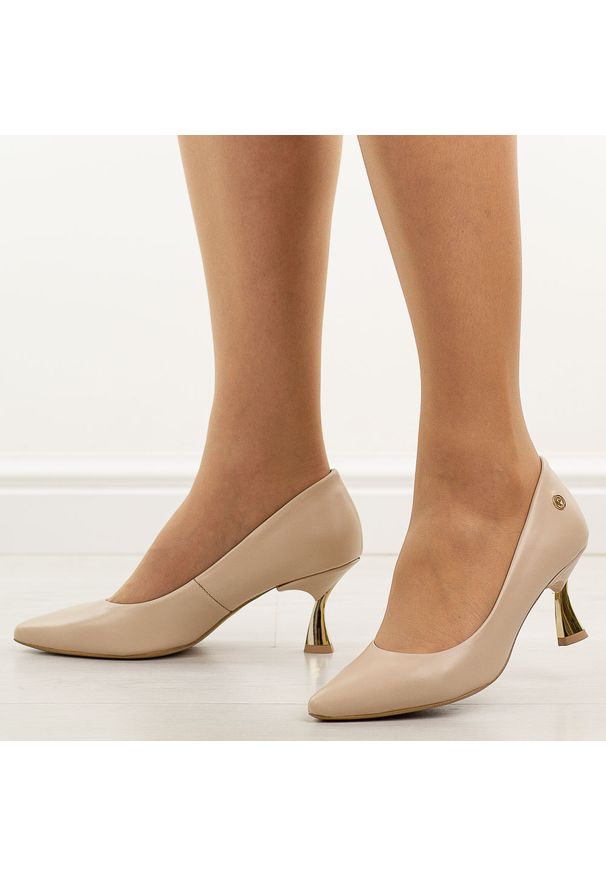 Beżowe s128 skórzane Polskie szpilki damskie Prestige 2111. Okazja: na co dzień, na spotkanie biznesowe, na ślub cywilny, na wesele, na imprezę. Nosek buta: szpiczasty. Kolor: beżowy. Materiał: skóra. Szerokość cholewki: normalna. Obcas: na szpilce. Styl: casual, biznesowy, elegancki, klasyczny. Wysokość obcasa: średni