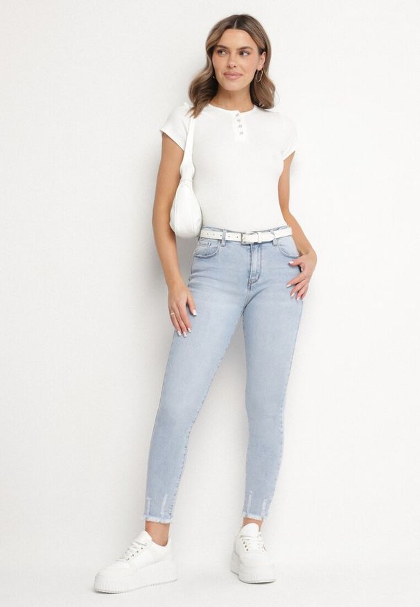 Born2be - Jasnoniebieskie Jeansy o Dopasowanym Kroju z Efektem Push Up i Przetarciami Talzeri. Okazja: na co dzień. Kolor: niebieski. Styl: elegancki, casual