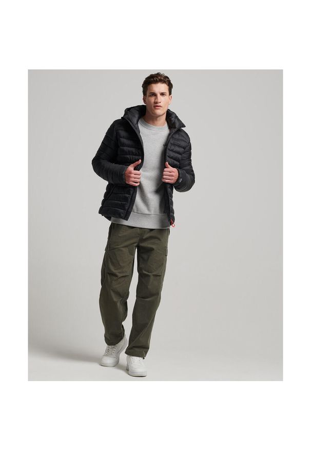 Kurtka z kapturem Superdry Fuji Sport. Typ kołnierza: kaptur. Kolor: czarny. Materiał: puch. Styl: sportowy
