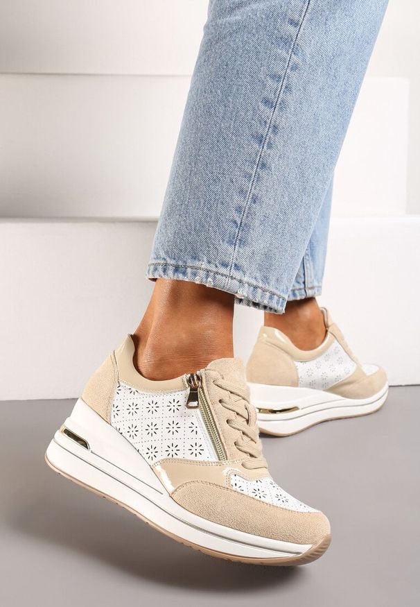 Renee - Beżowe Sneakersy z Ażurową Perforacją Suwakiem i Ukrytym Koturnem Pelaria. Okazja: na co dzień. Nosek buta: okrągły. Zapięcie: sznurówki. Kolor: beżowy. Materiał: materiał. Wzór: ażurowy. Obcas: na koturnie. Wysokość obcasa: średni