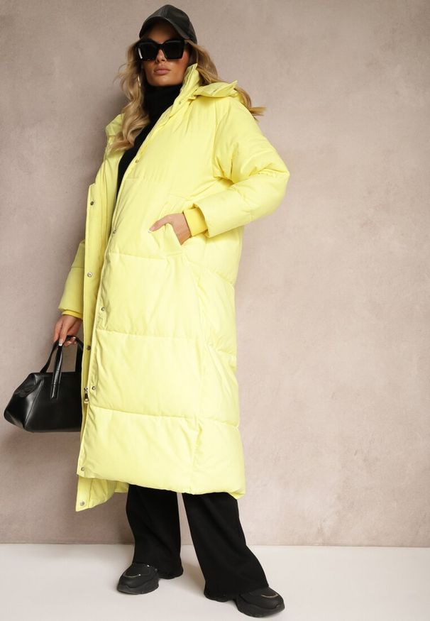 Renee - Żółta Długa Kurtka z Pikowaniem z Odpinanym Kapturem i Wsuwanymi Kieszeniami Daitras. Kolor: żółty. Długość: długie. Styl: elegancki