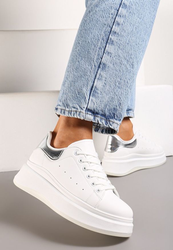 Renee - Biało-Srebrne Sznurowane Sneakersy z Imitacji Skóry na Platformie Filamena. Kolor: biały. Materiał: skóra. Obcas: na platformie