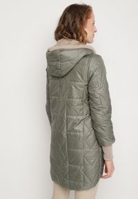 Born2be - Zielona Pikowana Kurtka z Kapturem i Przedłużonym Tyłem Tulara. Okazja: na co dzień. Typ kołnierza: kaptur. Kolor: zielony. Materiał: jeans. Wzór: aplikacja. Styl: casual, elegancki