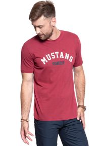 Mustang - MUSTANG T SHIRT Alex C Print RHUBARB 1008151 7194. Kolor: czerwony. Wzór: nadruk