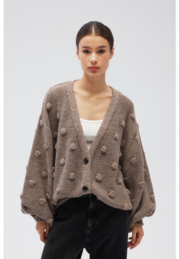 Marsala - Kardigan zapinany na guziki w kolorze LIGHT BROWN - BUBLE-UNI. Okazja: na co dzień, do pracy. Typ kołnierza: dekolt w serek. Materiał: wełna, poliester, jeans, akryl, poliamid. Wzór: ze splotem. Styl: casual, klasyczny