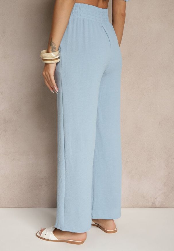 Renee - Jasnoniebieskie Szerokie Spodnie High Waist z Gumką w Pasie Savimirae. Okazja: na co dzień. Stan: podwyższony. Kolor: niebieski. Styl: elegancki, casual