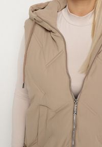 Born2be - Beżowa Przejściowa Kamizelka z Pikowanymi Przeszyciami i Kapturem Fesolira. Okazja: na co dzień. Kolekcja: plus size. Kolor: beżowy. Materiał: jeans. Styl: sportowy, casual #3