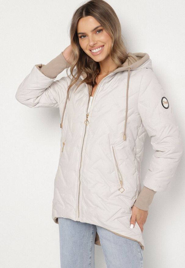 Born2be - Jasnoszara Pikowana Kurtka z Przedłużonym Tyłem i Kapturem Melune. Okazja: na co dzień. Kolor: szary. Materiał: jeans. Wzór: aplikacja. Styl: casual, klasyczny