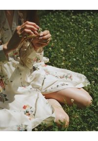 JENESEQUA - Jedwabna sukienka Annecy. Kolor: beżowy. Materiał: jedwab. Wzór: kwiaty, nadruk. Typ sukienki: dopasowane #6