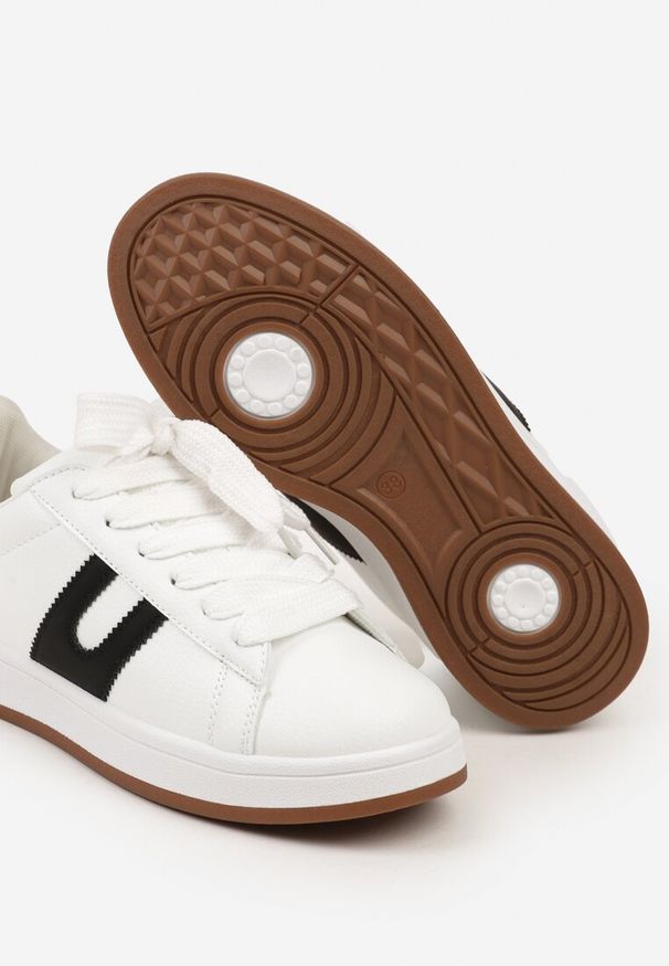 Renee - Biało-Czarne Sznurowane Sneakersy na Płaskie Podeszwie Wykończone Geometrycznym Wzorem Genaria. Okazja: na co dzień, na spotkanie biznesowe. Zapięcie: sznurówki. Kolor: biały. Materiał: jeans. Wzór: geometria. Sezon: lato, wiosna. Obcas: na płaskiej podeszwie