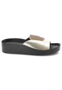 Złote Klapki S.Barski Wsuwane Obuwie Damskie. Okazja: na co dzień. Kolor: złoty. Wzór: aplikacja. Sezon: lato. Obcas: na koturnie. Styl: casual, elegancki