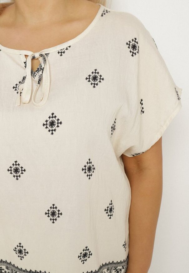 Born2be - Jasnobeżowa Bluzka ze Wzorem w Stylu Boho Frolzedi. Okazja: na co dzień. Kolor: beżowy. Materiał: jeans. Styl: boho