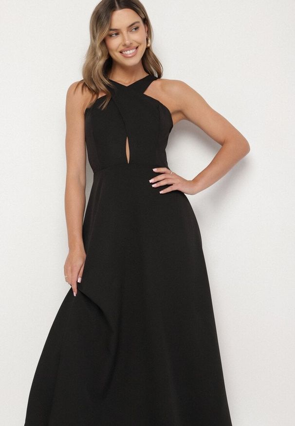 Born2be - Czarna Rozkloszowana Sukienka z Wiskozą i Dekoltem Typu Halter Dolienna. Typ kołnierza: dekolt halter. Kolor: czarny. Materiał: wiskoza. Typ sukienki: rozkloszowane. Styl: elegancki