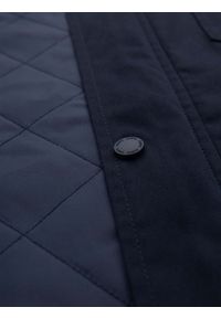 Ombre Clothing - Lekka męska kurtka z wysokim kołnierzem i kieszeniami – granatowa V2. Okazja: na co dzień. Typ kołnierza: kołnierzyk stójkowy. Kolor: niebieski. Materiał: syntetyk, materiał. Wzór: aplikacja. Styl: klasyczny, casual #3